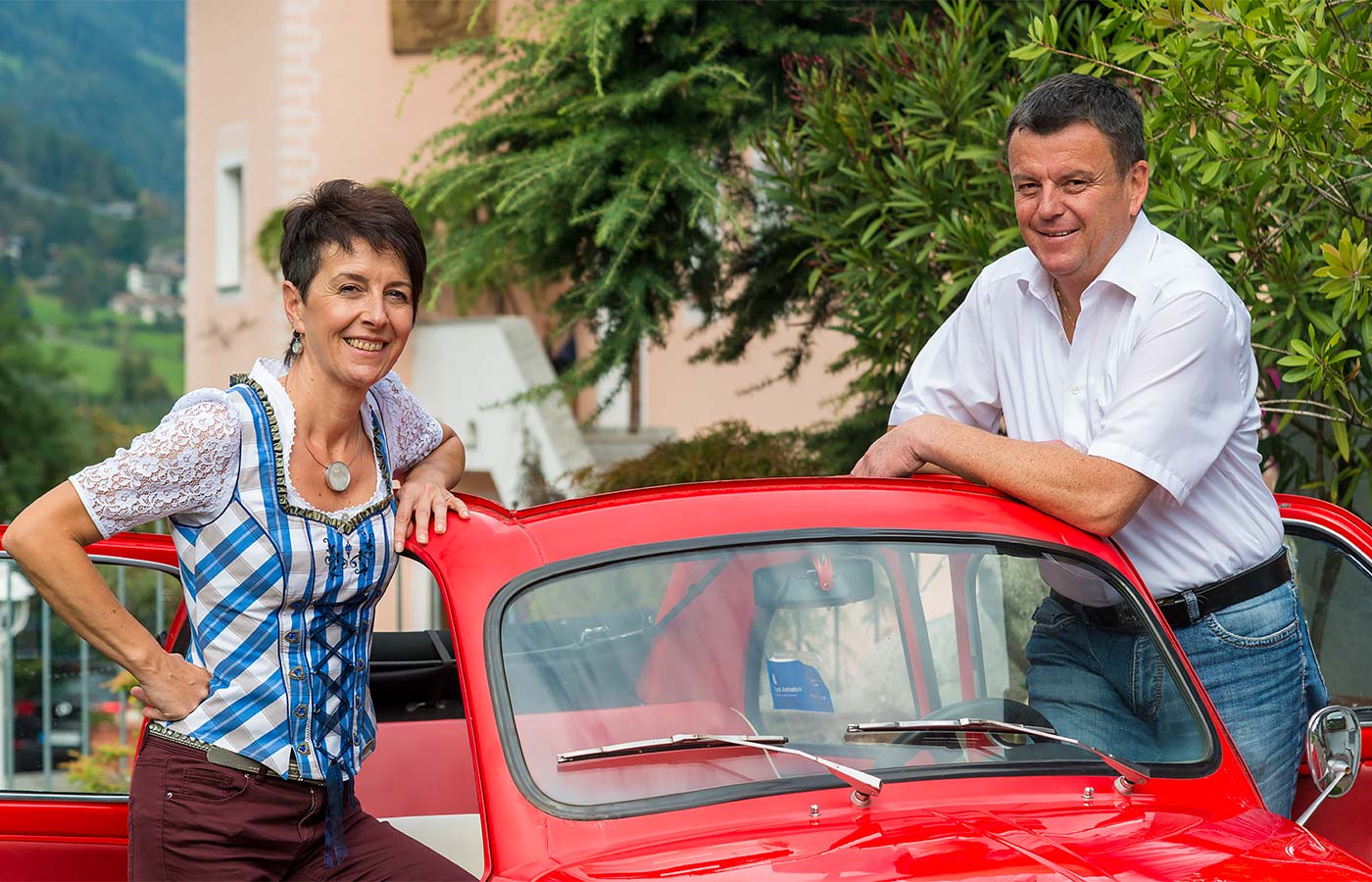 Couple pleased in front of fiat 500