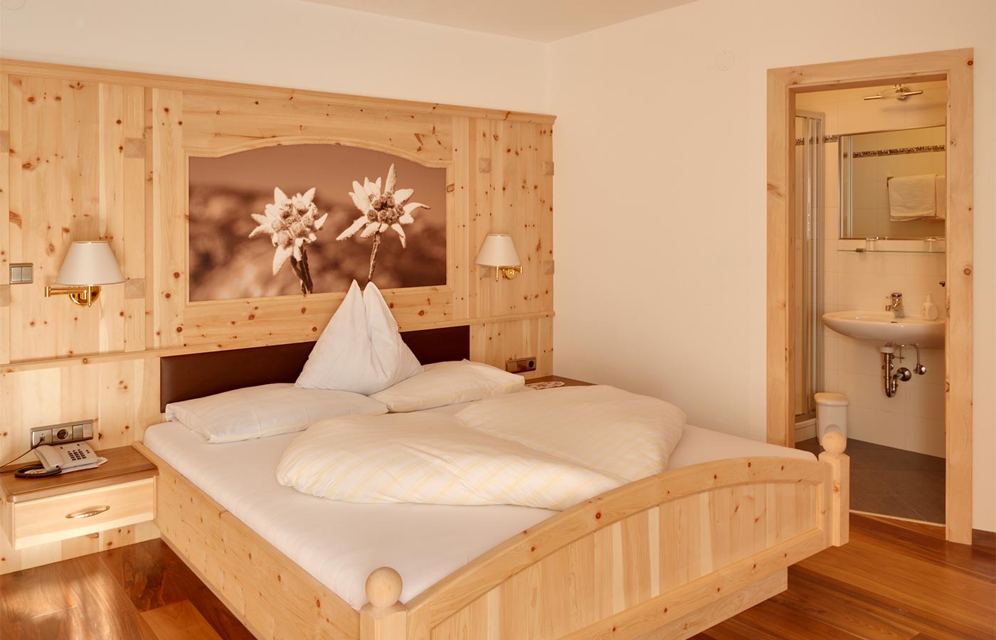 Doppelzimmer im Hotel Alpenhof in hellem Holz eingerichtet