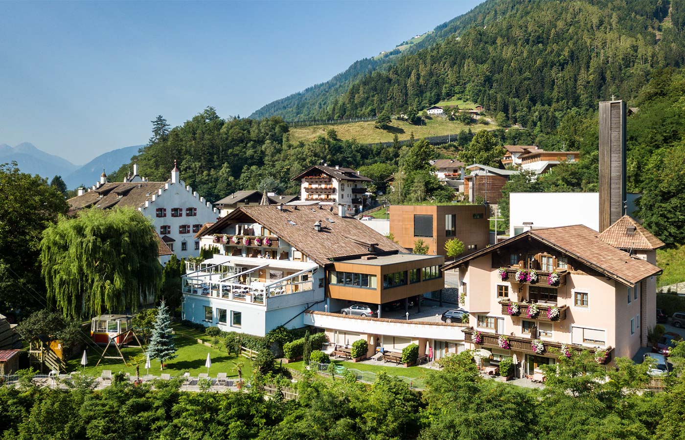 Blick auf das Hotel Alpenhof im PAsseiertal und auf die direkt umliegende Umgebung an einem wolkenlosen Sommertag
