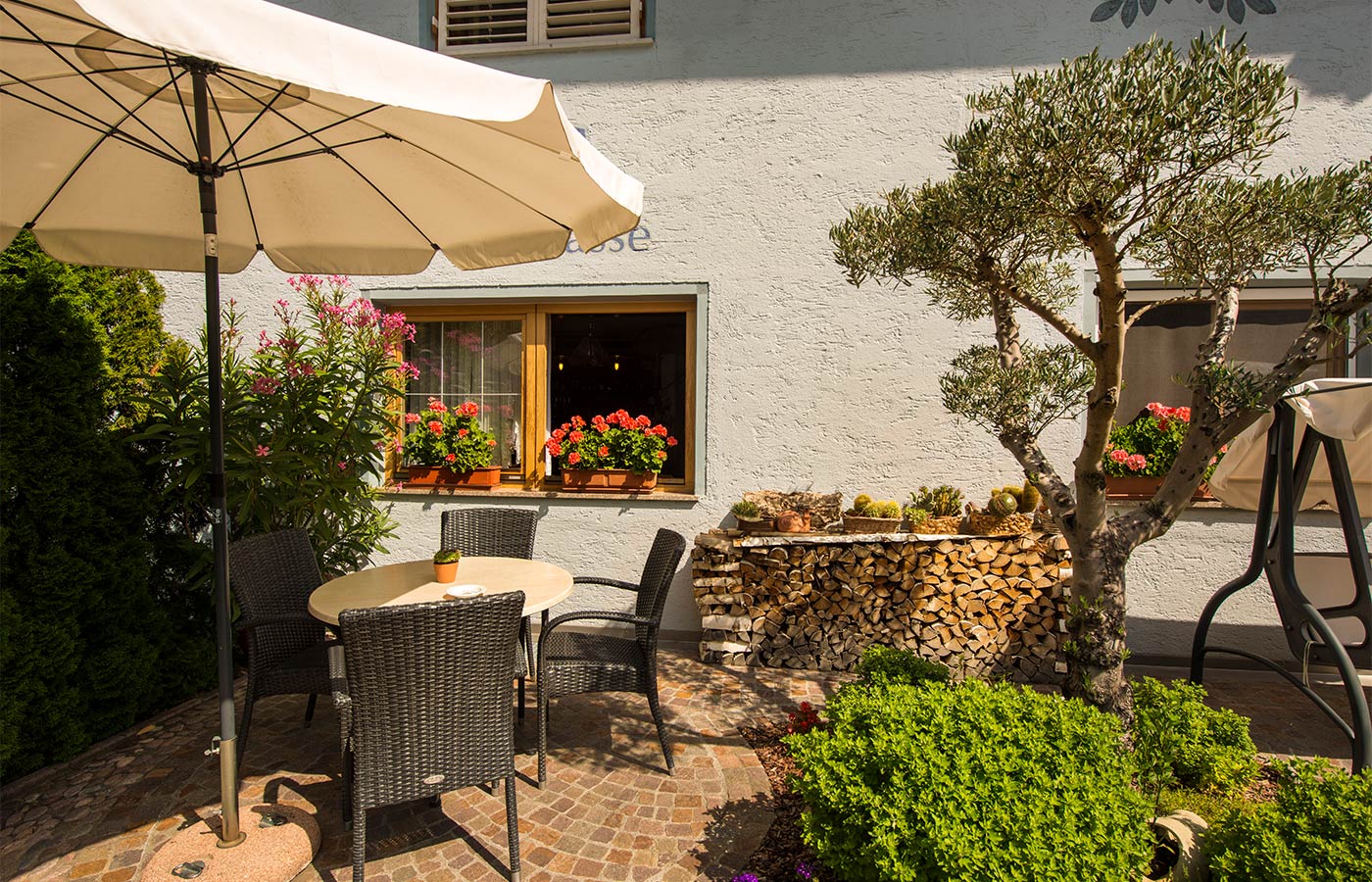 Teil der Terrasse des Hotel Alpenhof im Passeiertal