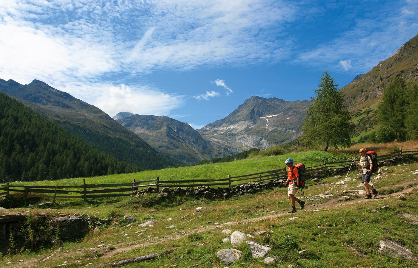 Wanderer im Passeiertal mit Rucksack und Berge im Hintergrund