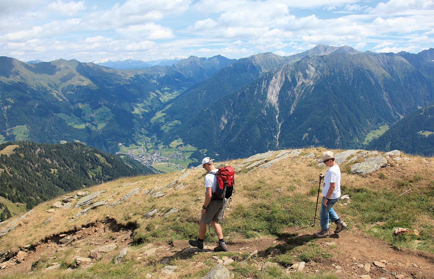 Wanderer Paar im Sommer in den Passeirer Bergen