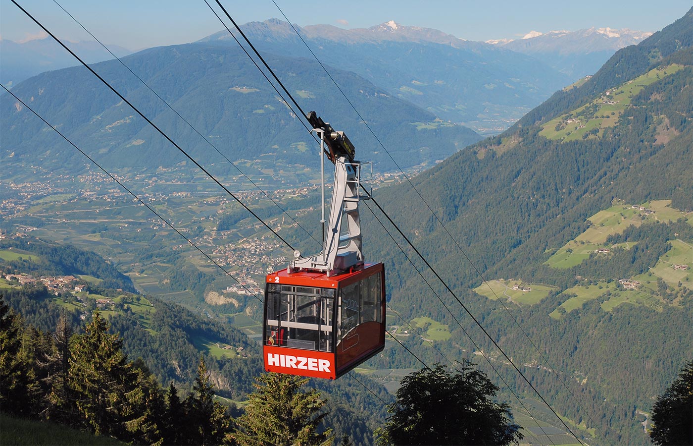 Aufnahme der Hirzer Seilbahn an einem sonnigen Sommertag